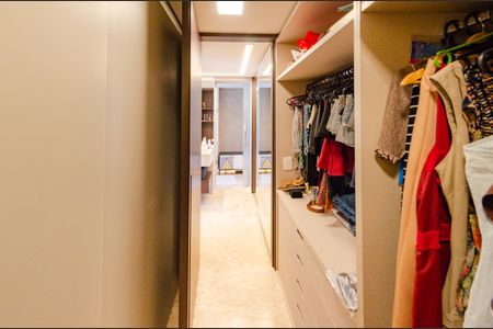 Apartamento à venda com 250m², 4 quartos e 4 vagasCloset da suíte