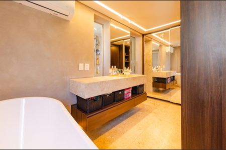 Apartamento à venda com 250m², 4 quartos e 4 vagasBanheiro da Suíte