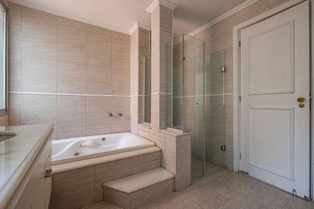 Apartamento para alugar com 285m², 4 quartos e 2 vagas Apartamento para alugar com 285m², 4 quartos e 2 vagasBanheiro da Suíte 1