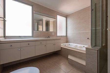Apartamento para alugar com 285m², 4 quartos e 2 vagas Apartamento para alugar com 285m², 4 quartos e 2 vagasBanheiro da Suíte 1