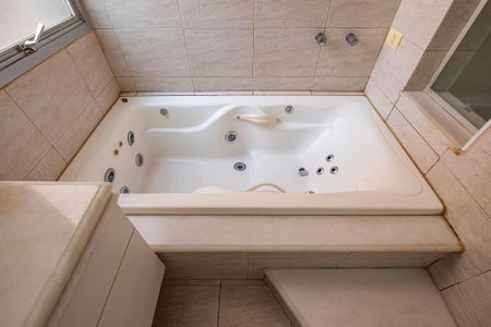 Apartamento para alugar com 285m², 4 quartos e 2 vagas Apartamento para alugar com 285m², 4 quartos e 2 vagasBanheiro da Suíte 1