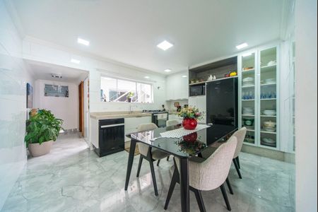 Casa à venda com 280m², 2 quartos e 2 vagasCozinha