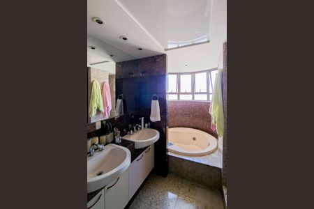 Apartamento à venda com 420m², 5 quartos e 6 vagasBanheiro da Suíte 1