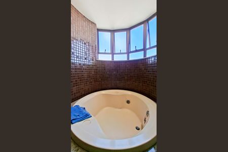 Apartamento à venda com 420m², 5 quartos e 6 vagasBanheiro da Suíte 1