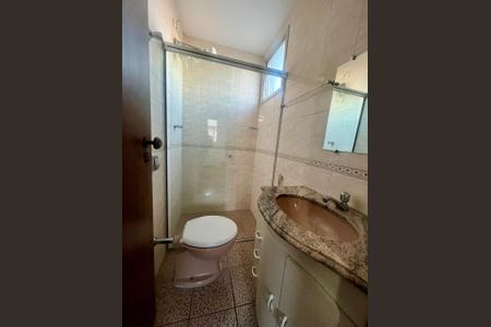 Banheiro social de apartamento à venda com 2 quartos, 65m² em Sagrada Família, Belo Horizonte