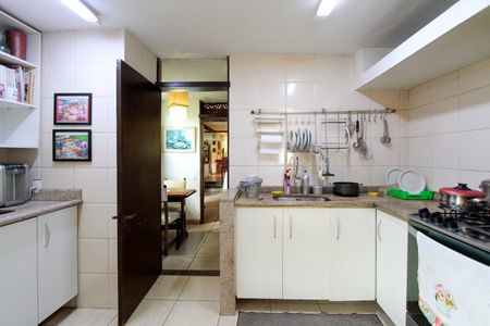 Casa de condomínio para alugar com 560m², 4 quartos e 4 vagasCozinha