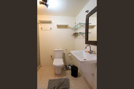 Casa de condomínio para alugar com 560m², 4 quartos e 4 vagasBanheiro da Suíte 1