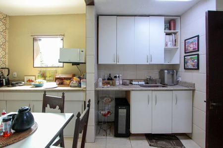 Casa de condomínio para alugar com 560m², 4 quartos e 4 vagasCozinha