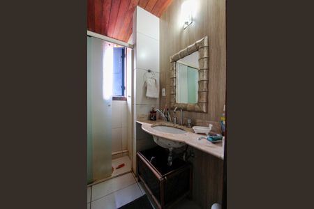 Casa de condomínio para alugar com 560m², 4 quartos e 4 vagasBanheiro da Suíte 2