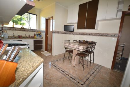 Casa à venda com 385m², 4 quartos e 10 vagas