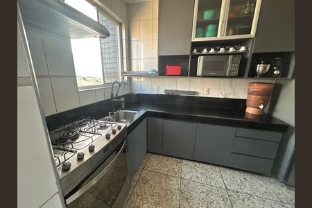 Apartamento à venda com 3 quartos, 165m² em Heliópolis, Belo Horizonte