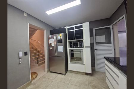 Casa de condomínio à venda com 250m², 5 quartos e 4 vagas