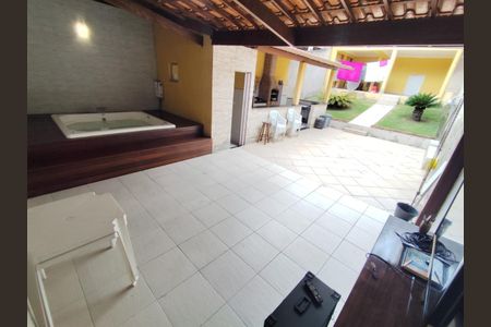 Casa à venda com 240m², 3 quartos e 2 vagas