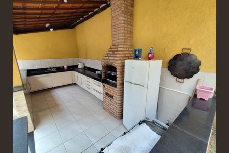 Casa à venda com 240m², 3 quartos e 2 vagas