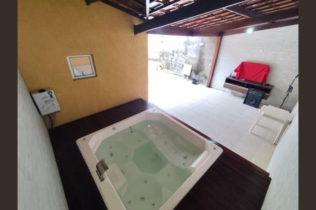 Casa à venda com 240m², 3 quartos e 2 vagas