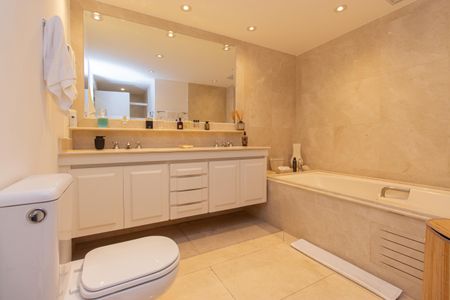 Apartamento à venda com 160m², 2 quartos e 3 vagas Apartamento à venda com 160m², 2 quartos e 3 vagasBanheiro da Suíte