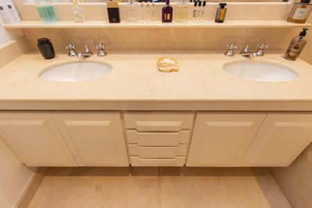 Apartamento à venda com 160m², 2 quartos e 3 vagas Apartamento à venda com 160m², 2 quartos e 3 vagasBanheiro da Suíte