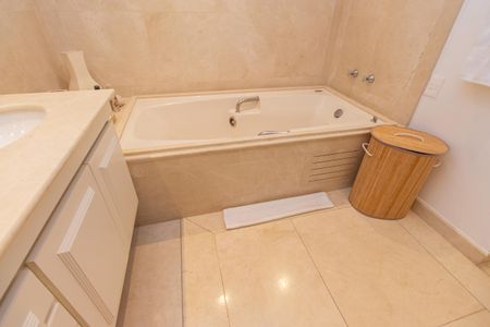 Apartamento à venda com 160m², 2 quartos e 3 vagas Apartamento à venda com 160m², 2 quartos e 3 vagasBanheiro da Suíte