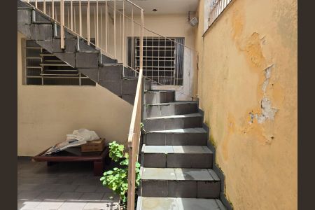 Casa à venda com 210m², 4 quartos e 2 vagasEscada acesso ao imovel 03