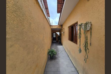 Casa à venda com 210m², 4 quartos e 2 vagascorredor porta acesso a garagem  / Casa 01