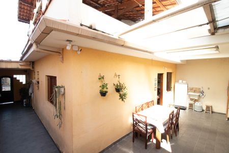 Casa à venda com 210m², 4 quartos e 2 vagas Casa à venda com 210m², 4 quartos e 2 vagasÁrea externa