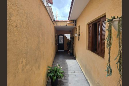 Casa à venda com 210m², 4 quartos e 2 vagascorredor porta acesso a garagem  / Casa 01