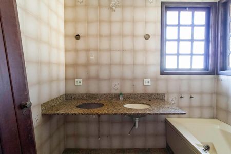 Casa à venda com 500m², 5 quartos e 4 vagasBanheiro da Suíte 1