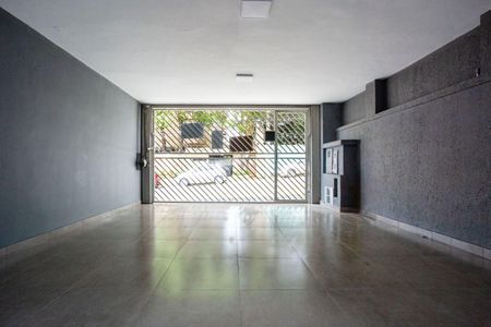 Casa à venda com 3 quartos, 214m² em Vila Alexandria, São Paulo