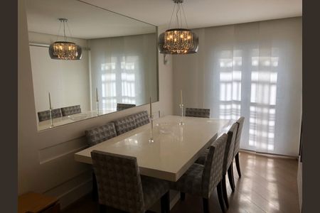 Casa à venda com 3 quartos, 250m² em Vila Nivi, São Paulo