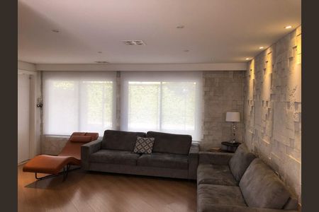 Casa à venda com 3 quartos, 250m² em Vila Nivi, São Paulo