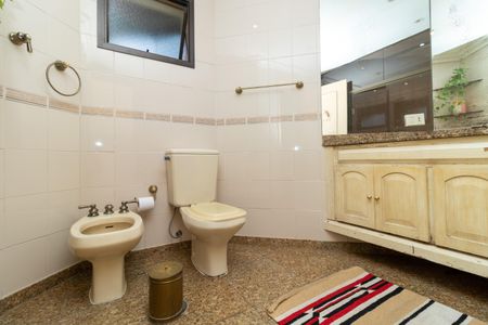 Apartamento à venda com 244m², 4 quartos e 4 vagasBanheiro da Suíte 2