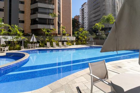 Apartamento à venda com 244m², 4 quartos e 4 vagasÁrea Comum - Piscina