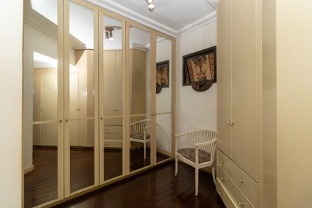 Apartamento à venda com 244m², 4 quartos e 4 vagasCloset da Suíte 2