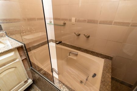 Apartamento à venda com 244m², 4 quartos e 4 vagasBanheiro da Suíte 2