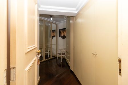 Apartamento à venda com 244m², 4 quartos e 4 vagasCloset da Suíte 2