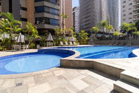 Apartamento à venda com 244m², 4 quartos e 4 vagasÁrea Comum - Piscina