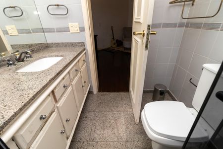 Apartamento à venda com 244m², 4 quartos e 4 vagasBanheiro da Suíte 1