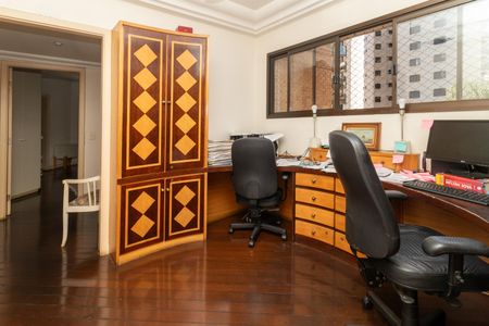 Apartamento à venda com 244m², 4 quartos e 4 vagasEscritório