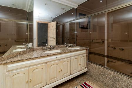 Apartamento à venda com 244m², 4 quartos e 4 vagasBanheiro da Suíte 2