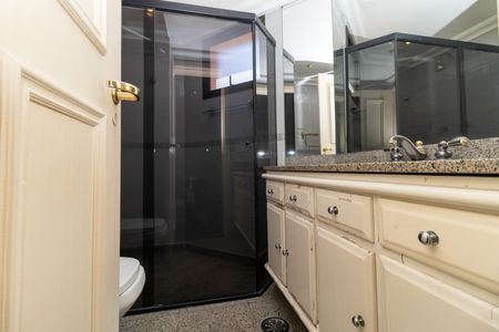 Apartamento à venda com 244m², 4 quartos e 4 vagasBanheiro da Suíte 1