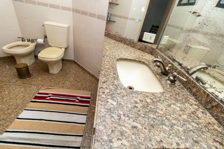 Apartamento à venda com 244m², 4 quartos e 4 vagasBanheiro da Suíte 2