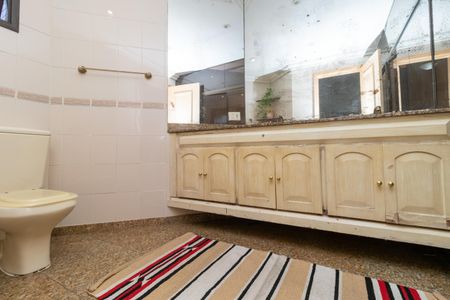 Apartamento à venda com 244m², 4 quartos e 4 vagasBanheiro da Suíte 2