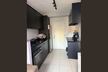 Cozinha de apartamento para alugar com 1 quarto, 26m² em Jardim Itacolomi, São Paulo