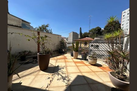 Casa à venda com 210m², 4 quartos e 4 vagas Casa à venda com 210m², 4 quartos e 4 vagasVaranda