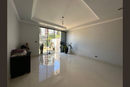 Casa à venda com 210m², 4 quartos e 4 vagas Casa à venda com 210m², 4 quartos e 4 vagasSala