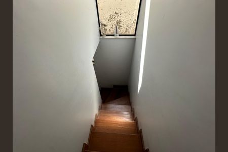 Casa à venda com 210m², 4 quartos e 4 vagas Casa à venda com 210m², 4 quartos e 4 vagasEscadas