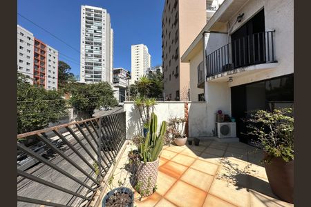 Casa à venda com 210m², 4 quartos e 4 vagas Casa à venda com 210m², 4 quartos e 4 vagasVaranda