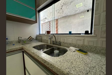 Casa à venda com 210m², 4 quartos e 4 vagas Casa à venda com 210m², 4 quartos e 4 vagasCozinha