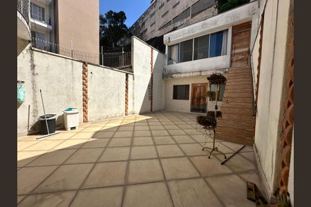 Casa à venda com 210m², 4 quartos e 4 vagas Casa à venda com 210m², 4 quartos e 4 vagasQuintal