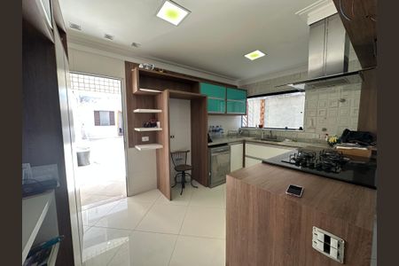 Casa à venda com 210m², 4 quartos e 4 vagas Casa à venda com 210m², 4 quartos e 4 vagasCozinha